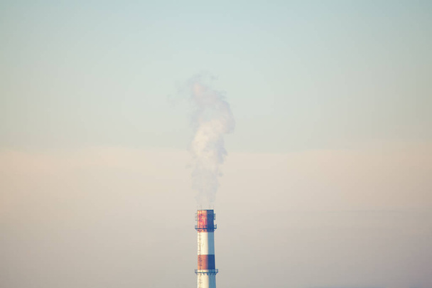 Βιομηχανικό εργοστάσιο με καπνοδόχο στον ουρανό - Φωτογραφία, εικόνα