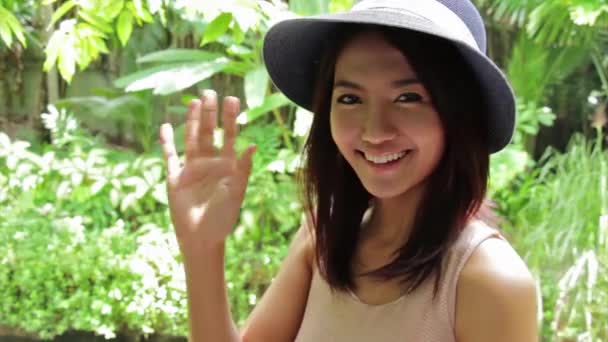 Χαμογελαστή γυναίκα κουνώντας το χέρι στη φύση: τρίποδο Hd - Πλάνα, βίντεο