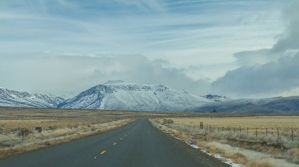 Oregon, Usa 'daki Steens Dağı' na doğru düz yol. - Fotoğraf, Görsel
