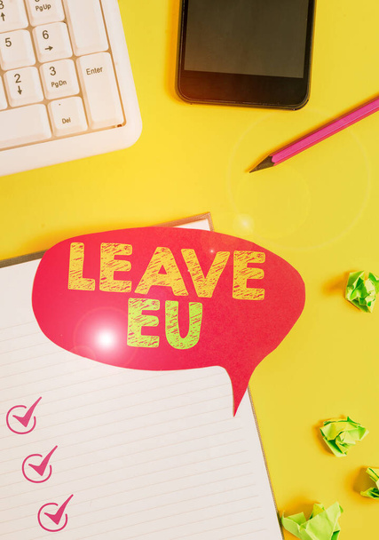 Handschrifttekst Leave Eu. Concept betekent Een daad van een demonstrant om een land dat tot Europa behoort te verlaten Leeg rood bellenpapier op tafel met pc-toetsenbord. - Foto, afbeelding