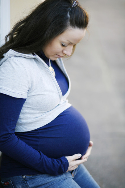 Young pregnant woman outdoors. - Fotoğraf, Görsel