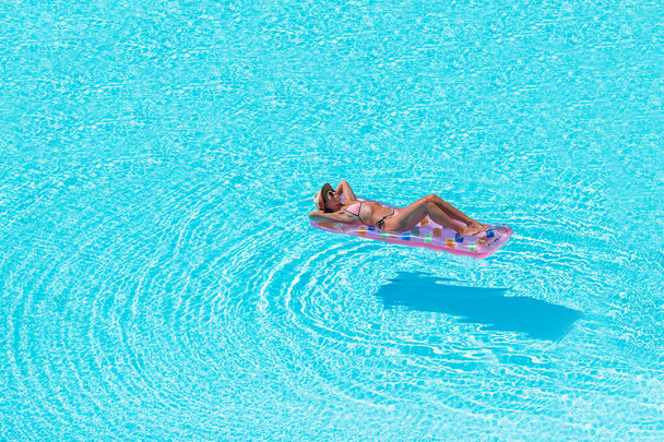 Nuori nainen bikinit ilmapatja iso uima-allas
 - Valokuva, kuva