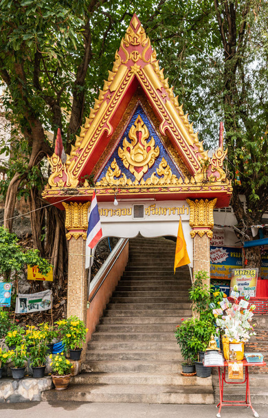 Scala d'ingresso ai santuari di Wat Koh Loy sull'isola di Ko Loi, Si Ra
 - Foto, immagini