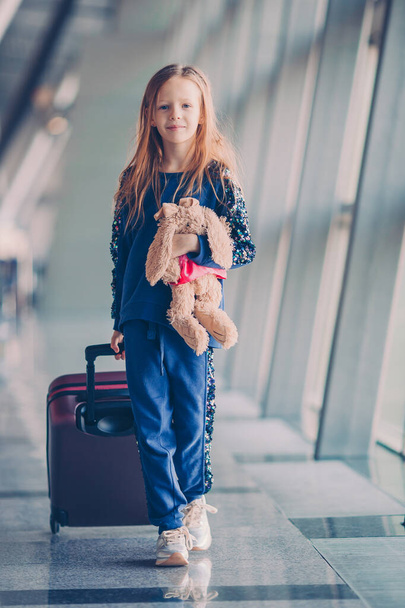 Маленька дитина в аеропорту чекає на посадку
 - Фото, зображення