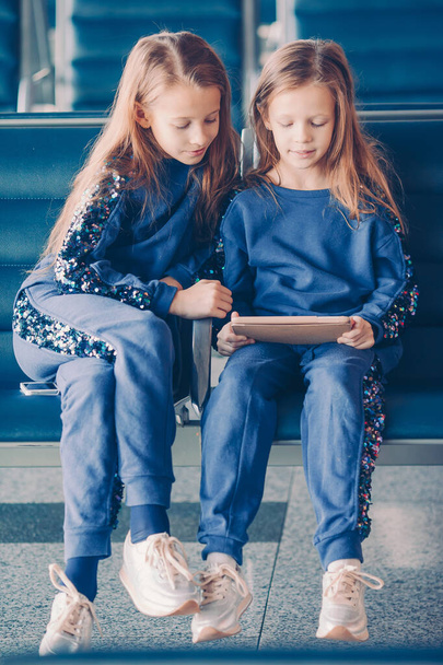 Little kids together in airport waiting for boarding - 写真・画像