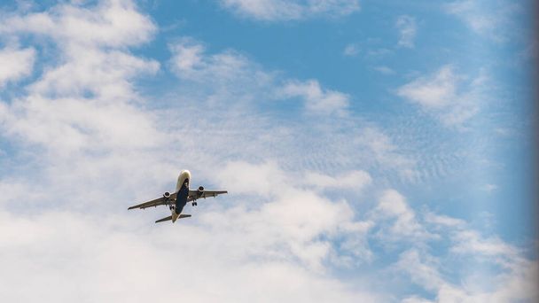 Jetliner at low altitude with clouds in the background - 写真・画像