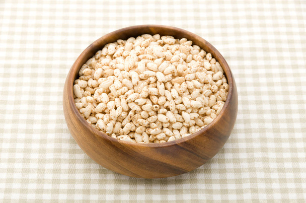 gepofte rijst in houten ronde kom - Foto, afbeelding