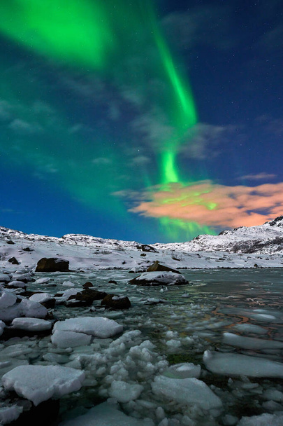 Aurora boreal sobre lofotens da Noruega
 - Foto, Imagem
