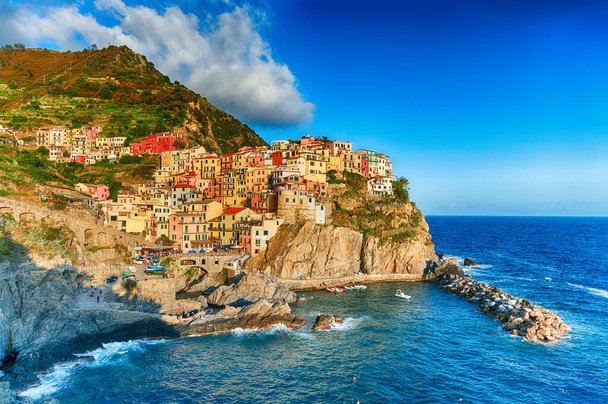 Słynne miasto Manarola we Włoszech - Cinque Terre, Liguria - Zdjęcie, obraz