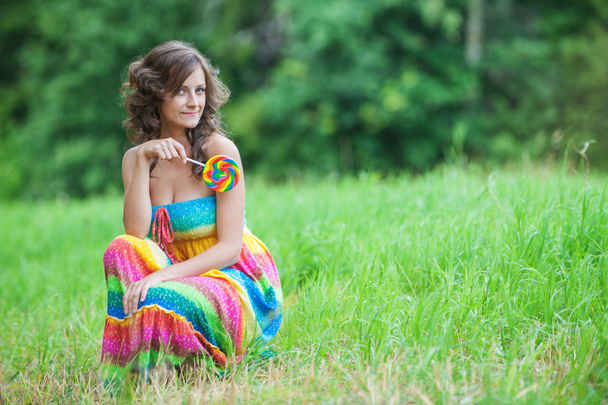 Giovane bella donna seduta su erba
 - Foto, immagini