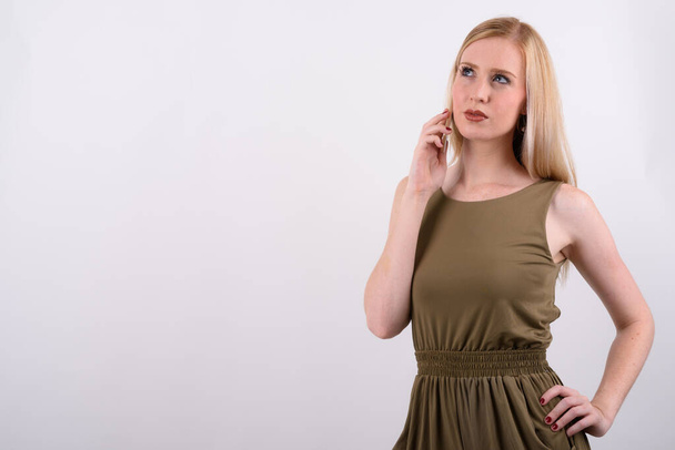 Fiatal gyönyörű brit nő szőke haj ellen fehér háttér - Fotó, kép