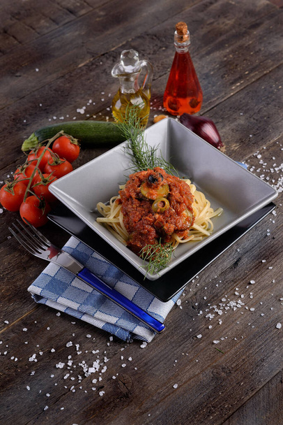 Блюдо с феттучини с помидорами из тунца и цуккини
 - Фото, изображение