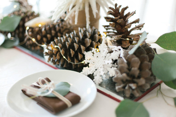 Decoración de mesa de invierno con mini árbol de Navidad, conos de pino y
 - Foto, imagen