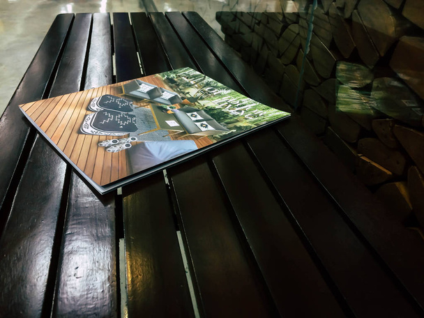 Home Decor Book на дубовому дерев'яному стільці
 - Фото, зображення