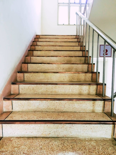 Merdiven - ofiste acil çıkış, iç merdivenler, iç merdiven oteli, modern evde merdiven, modern binada merdiven - Fotoğraf, Görsel