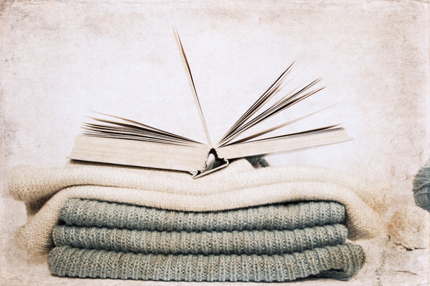 произведения искусства в стиле ретро, открытая книга и вязание шерсти
 - Фото, изображение
