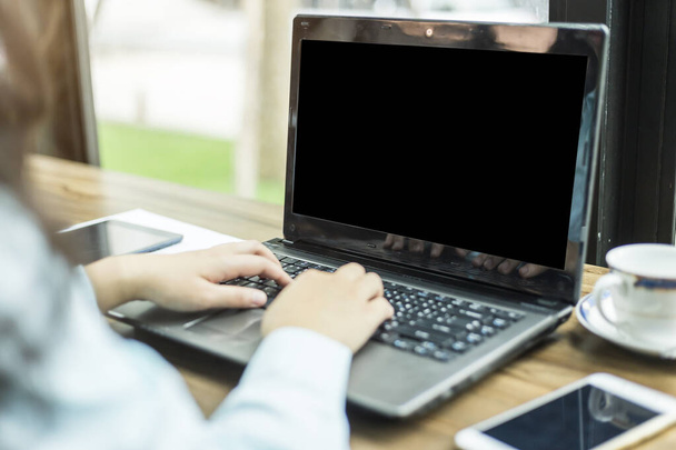 Közelkép az üzleti nő dolgozik laptop és okostelefon i - Fotó, kép