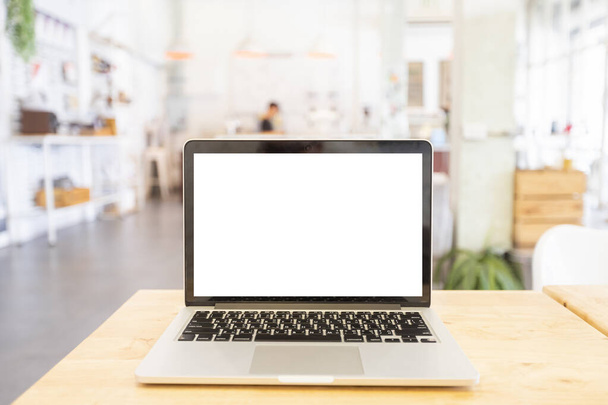 Mockup afbeelding van laptop met blanco wit scherm op houten tafel o - Foto, afbeelding