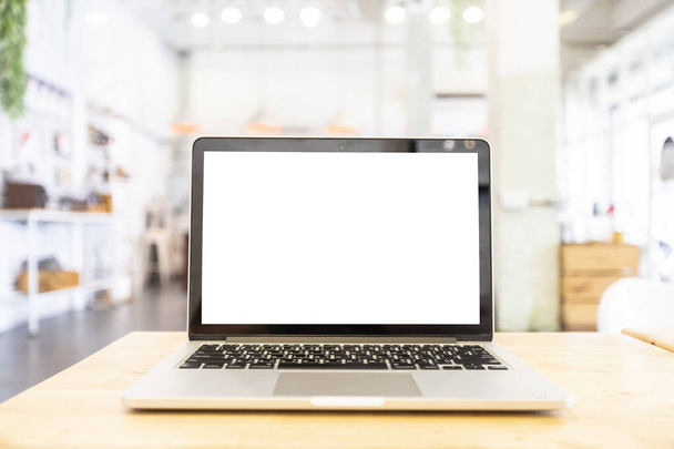 Mockup afbeelding van laptop met blanco wit scherm op houten tafel o - Foto, afbeelding