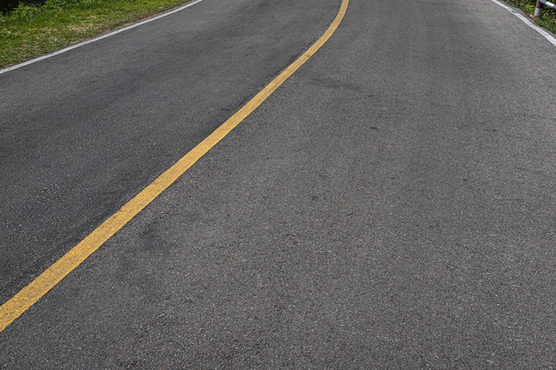 Camino de asfalto con líneas de marcado rayas blancas textura Fondo
 - Foto, imagen