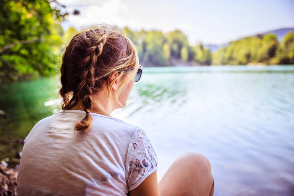 beautiful woman in sunglasses near river  - Foto, Bild