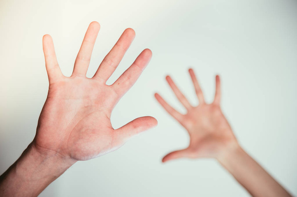 mani femminili alzate
 - Foto, immagini