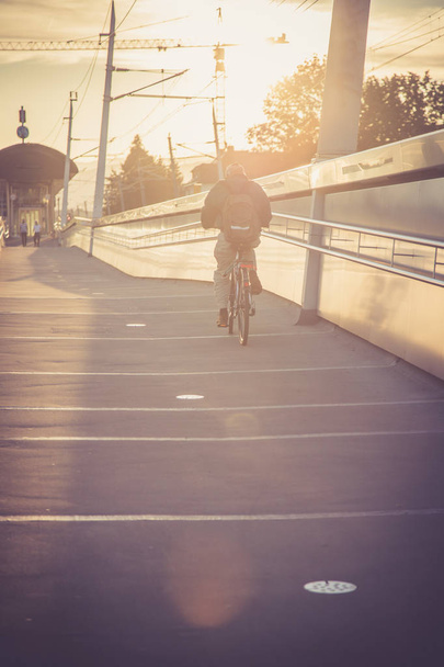 człowiek na rowerze w tle miasta - Zdjęcie, obraz