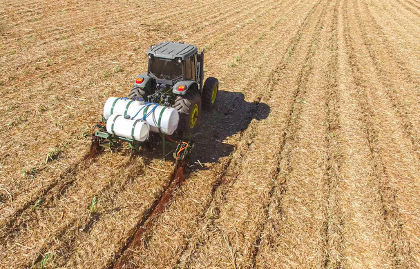 plantation de canne à sucre en appliquant des engrais et des insecticides avec
  - Photo, image