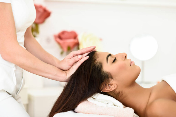 Donna che riceve massaggio alla testa nel centro benessere spa
. - Foto, immagini