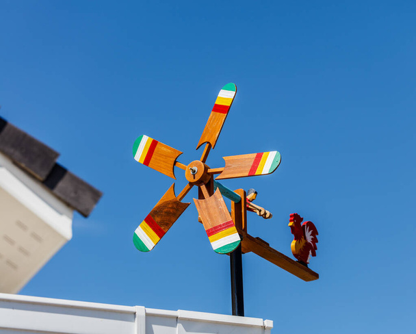 Игрушка для ветряной турбины и голубое небо
 - Фото, изображение