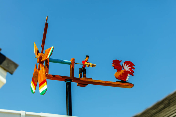 Іграшки з вітром і блакитне небо - Фото, зображення