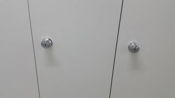 Vista panorámica de taquillas o armarios en fila con puertas blancas
 - Foto, Imagen