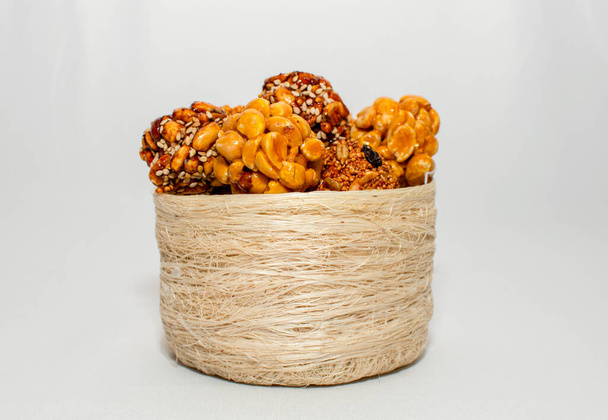 Sementes típicas mexicanas e doces de mel em uma cesta
 - Foto, Imagem