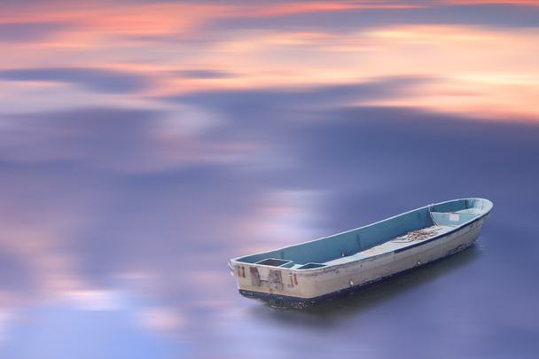 Мимолетный момент - лодка на тихой воде
 - Фото, изображение