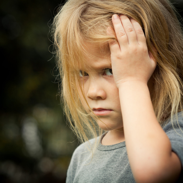 szomorú gyermek portréja - Fotó, kép