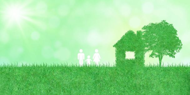 Οικολογία και Περιβαλλοντική Έννοια: Οικογένεια και το σπίτι εικονίδιο με δέντρο στο πράσινο τεχνητό γρασίδι και το φως του ήλιου στο παρασκήνιο. - Φωτογραφία, εικόνα