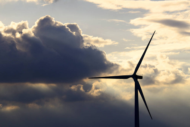 Generátor větrné energie postavený na dramatické obloze - Fotografie, Obrázek