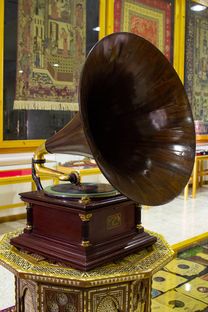 Il grammofono è un dispositivo musicale. Vecchio grammofono con piastra o disco in vinile su scatola di legno. Antico giradischi in ottone. Grammofono con diffusore a tromba. concetto di intrattenimento retrò
. - Foto, immagini