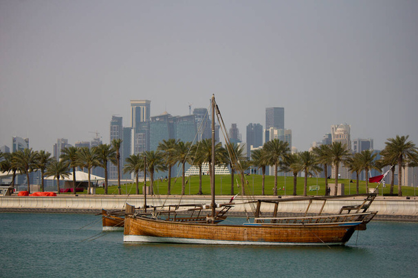 Doha, Qatar- 19 квітня 2019. Музей ісламського мистецтва є чудовим місцем для відвідування. Красива архітектура, що традиційні човни під назвою Dhows, стоять на якорі в порту біля Музею ісламського мистецтва - Фото, зображення