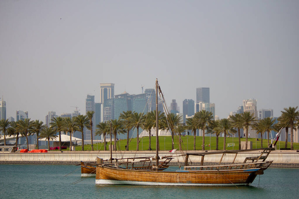 Doha, Qatar 19 de abril de 2019. Museo de Arte Islámico es un excelente lugar para visitar.Una hermosa arquitectura que barcos tradicionales llamados Dhows están anclados en el puerto cerca del Museo de Arte Islámico Parque
 - Foto, imagen