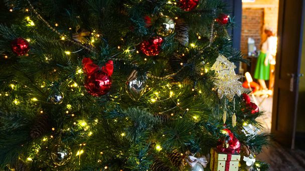Weihnachtsbaum mit Dekoration und bunten Lichtern. Weihnachtlicher Hintergrund. - Foto, Bild