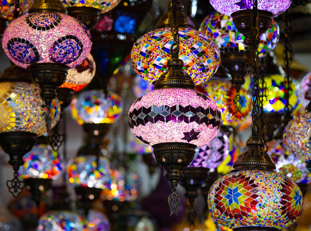 Parta tureckých lamp v jednom z mnoha obchodů s dárky z Kemer. Antalya, Turecko. - Fotografie, Obrázek