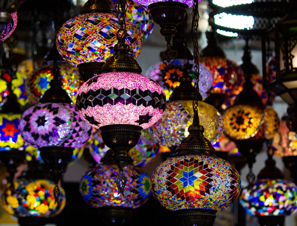 Een stelletje Turkse lampen op een van de vele Kemer cadeauwinkels. Antalya, Turkije. - Foto, afbeelding