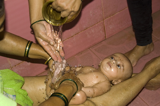 Bebê tendo banho de óleo
 - Foto, Imagem