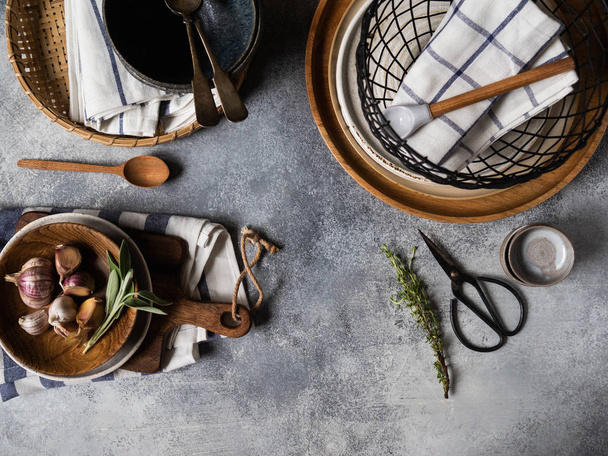Flat-lay of various kitchen utensils, a set of various utensils and kitchen utensils - bowls, plates, spoon, napkins, wood cutting board, tray, basket. Set of tableware for table setting - 写真・画像