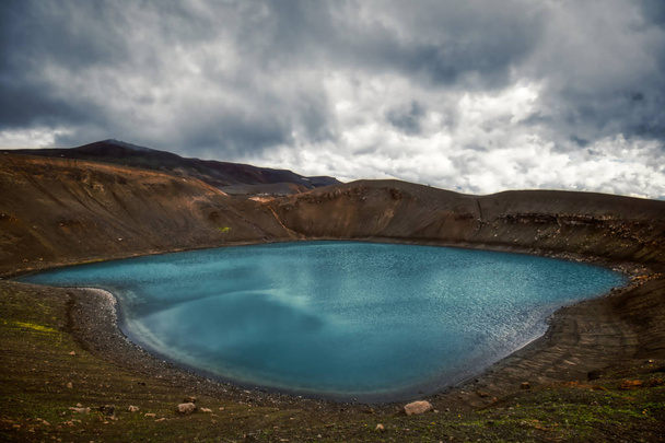 İzlanda, Krafla 'da mavi suyla dolu bir Viti krateri. - Fotoğraf, Görsel