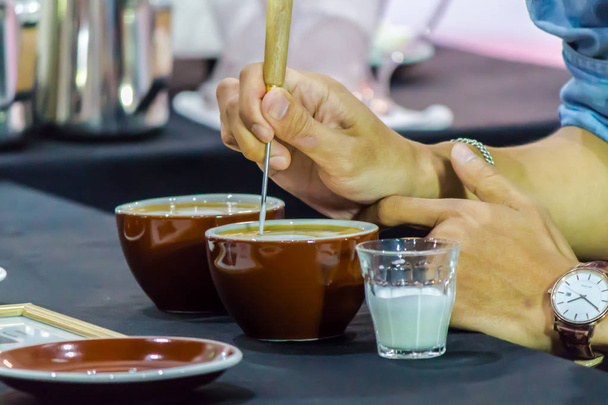 Showcase Barista robi kawę Latte art. - Zdjęcie, obraz