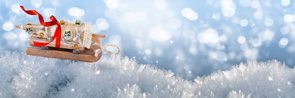 Albero di Natale cavalca su una slitta nella neve, backgrou di Natale
 - Foto, immagini