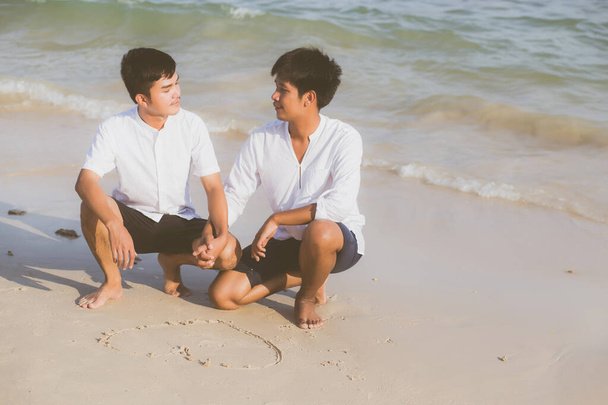 joven asiático pareja gay sonriente romántico dibujo corazón forma toge
 - Foto, Imagen