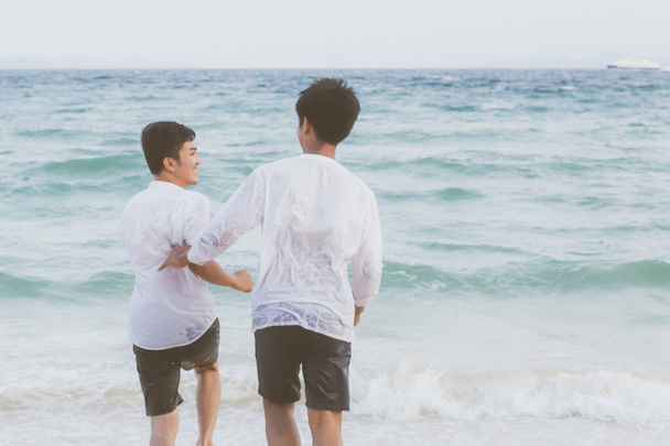 Homosexual retrato joven asiático pareja corriendo con alegre tog
 - Foto, imagen